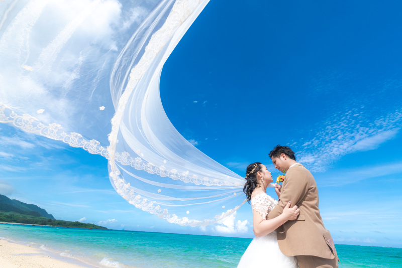 風があるからよりなびく白いベールも。