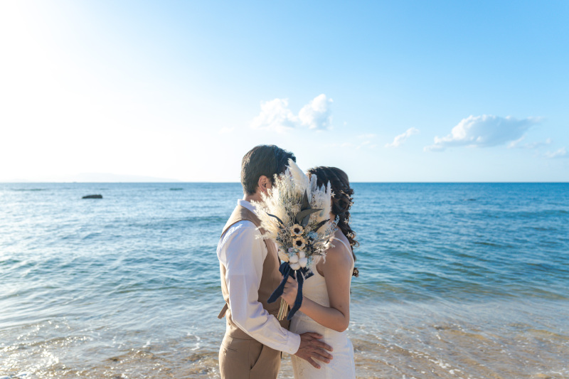 ブーケで顔を隠すブーケポーズ。