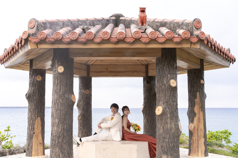 赤瓦の東屋で。沖縄らしい雰囲気の写真も。