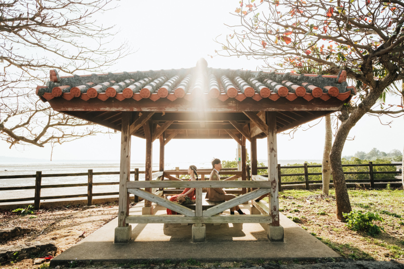 ドレス・衣裳をチェンジし、赤瓦古民の休憩スポット