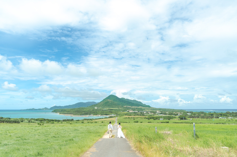 海と山が見える一本道。気持ちの良い景色。