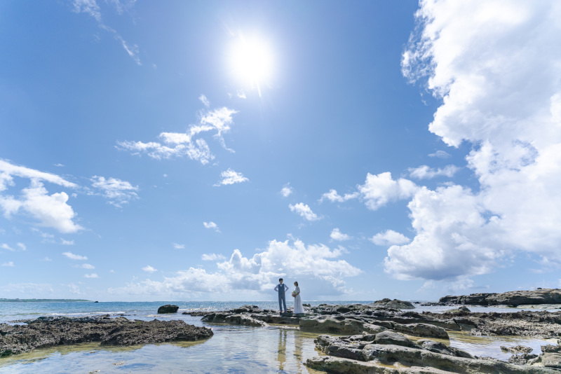 青い海に火山や、珊瑚の岩。様々な種類の岩場ビーチ