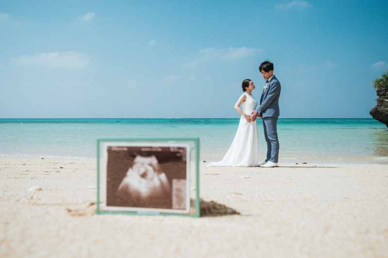 お腹にふたりで手を当てて、マタニティフォト。