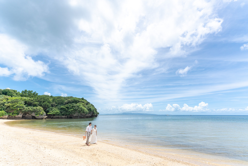 お二人だけのビーチをのんびりお散歩。