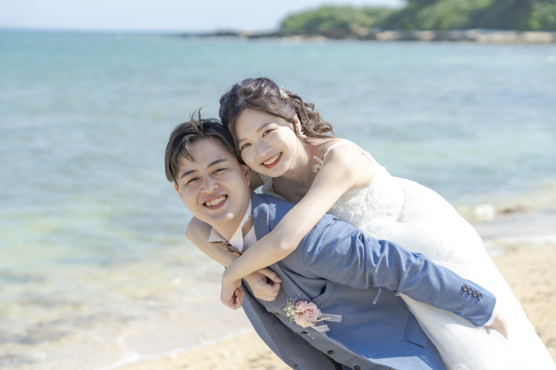 ビーチをおんぶで撮影。楽しい笑顔が溢れる撮影