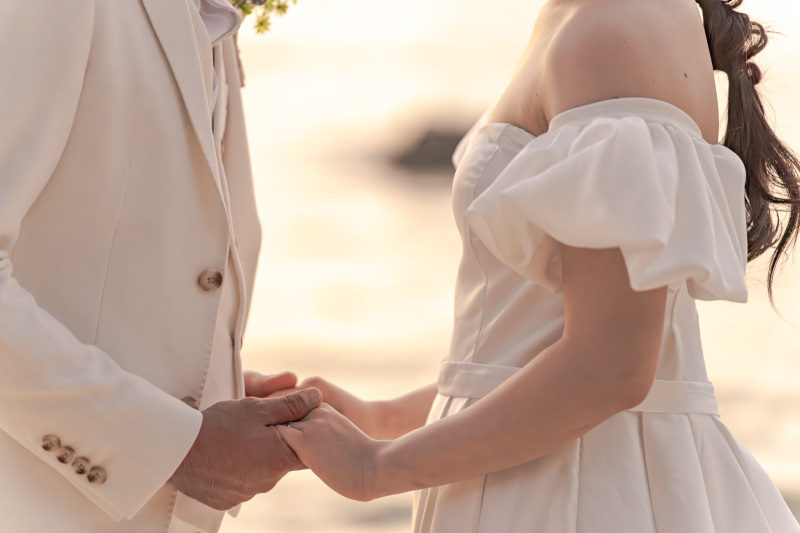 手と手をとって。オレンジの光。