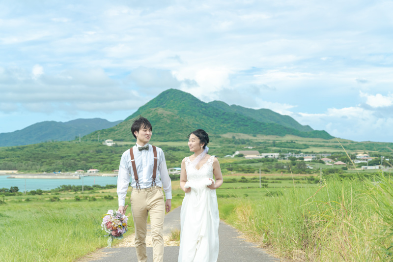 広がる草原の一本道をのんびりお散歩。