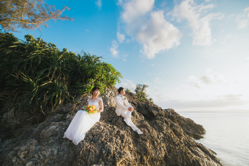 岩場に2人で座って海を眺めながら・・・