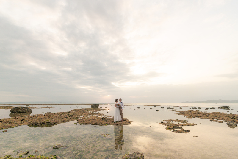 静かなビーチでサンセット撮影!お二人が海に反射