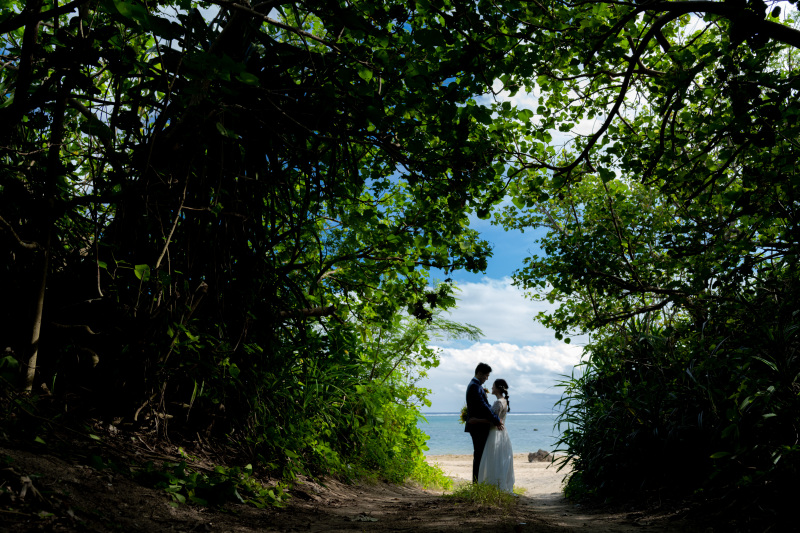 緑のトンネルの先にビーチ。