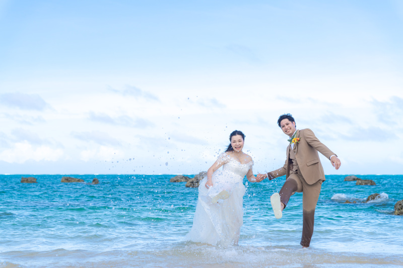 水飛沫を蹴り上げろ!思わず二人も笑顔に。