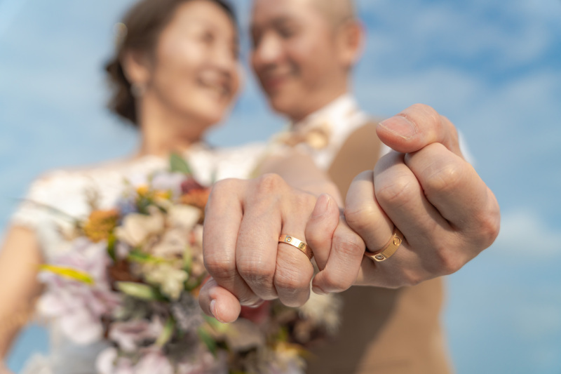 長年連れ添ってきた証の結婚指輪。