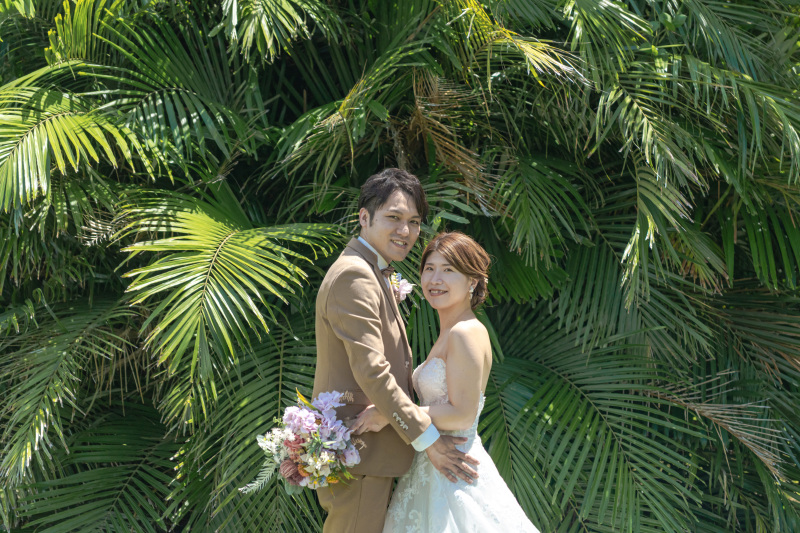 南国らしい葉っぱの前でも。