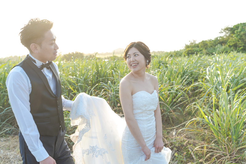 サンセットタイムが近づくサトウキビ畑の前で。