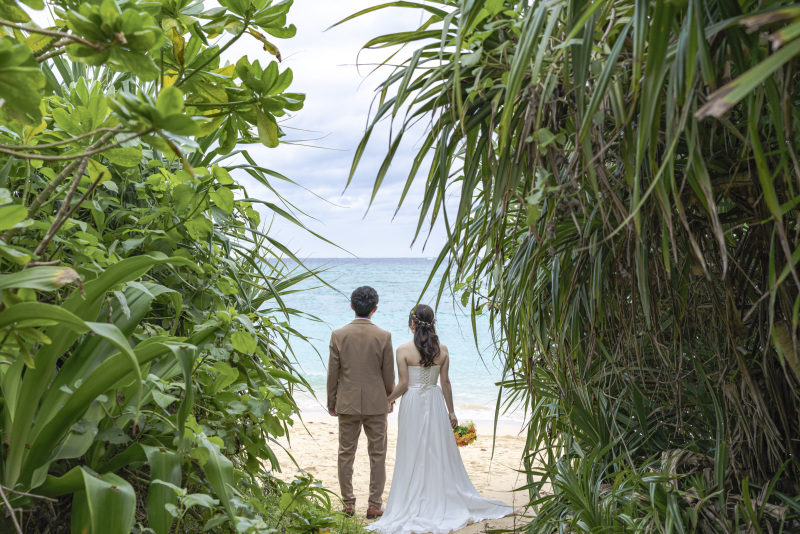 グリーンを抜けると誰もいないビーチへの入り口