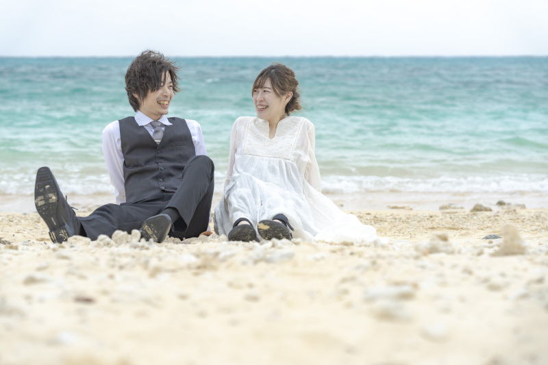 ビーチに座ってユンタク（お話し）タイム