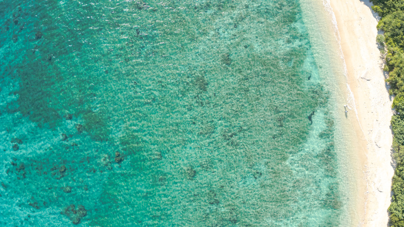 空から見ると海はさらに青く美しい。