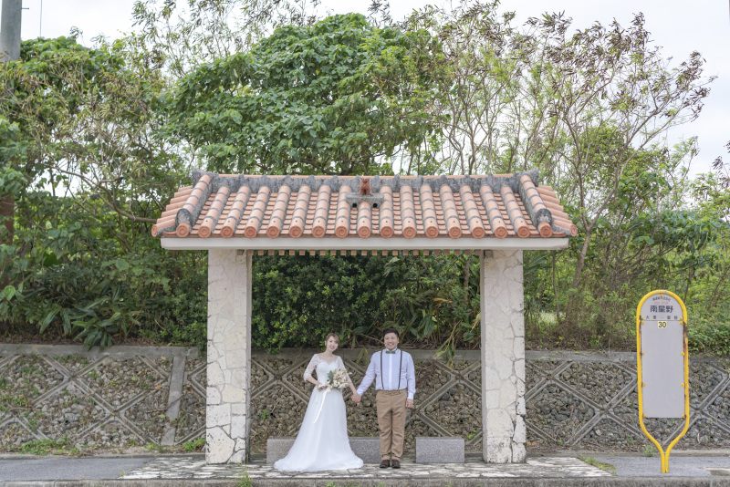 赤瓦が可愛いバス停。沖縄らしい。