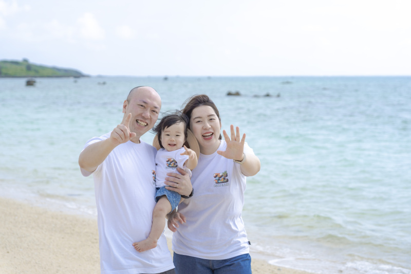 おふたりで撮ったビーチに２年後同じ季節に可愛いお子さまと戻ってきてくれました