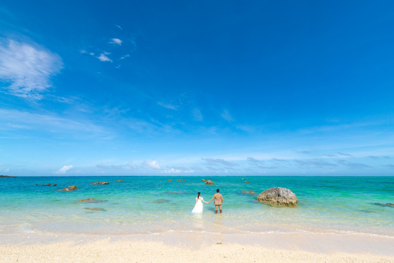 こんな青い海目の前にすると、入りたくなりますね