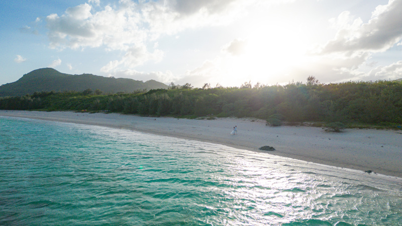 夕暮れの時間が迫る海の上から