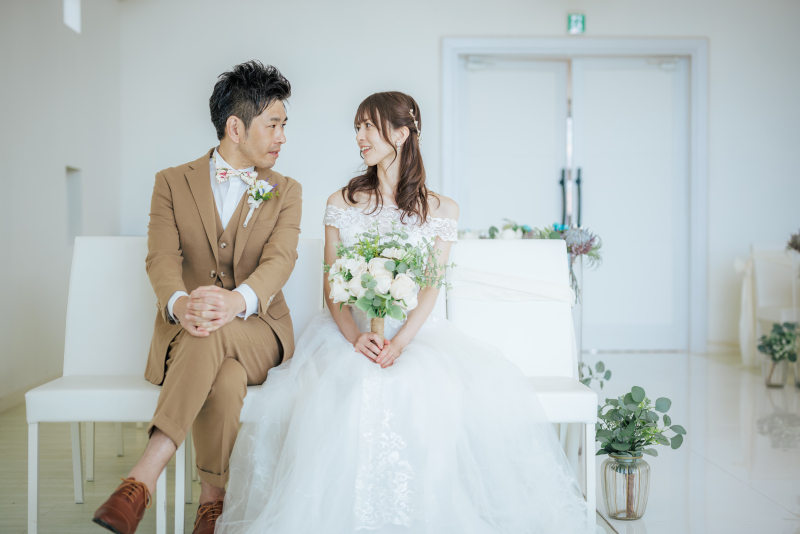 チャペルの椅子に座ってオフショット風カット。