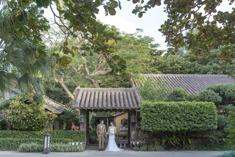 半世紀続く料亭の入り口で。沖縄の雰囲気がすごい。