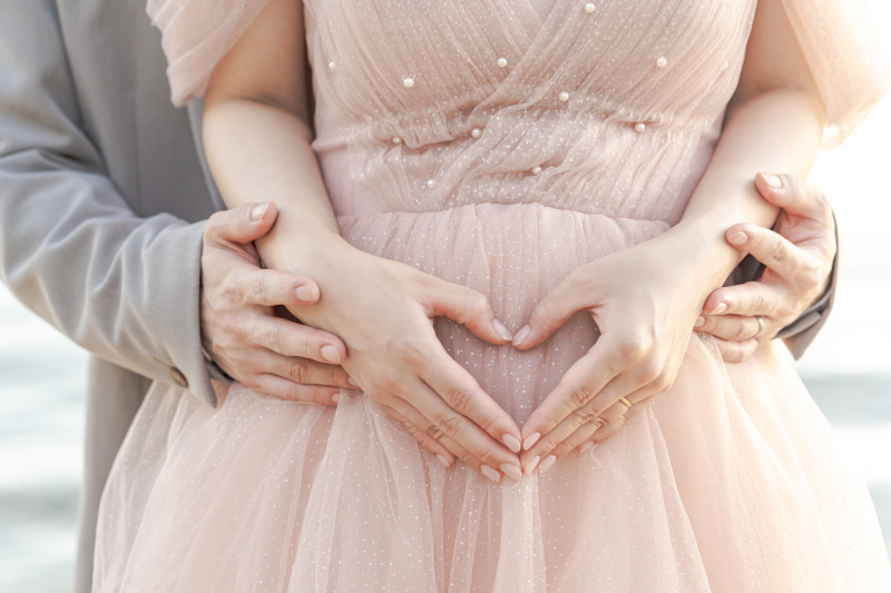 お腹にふたりで手を当てて、マタニティフォト。