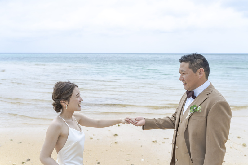 雲が多いですが、海は青い。