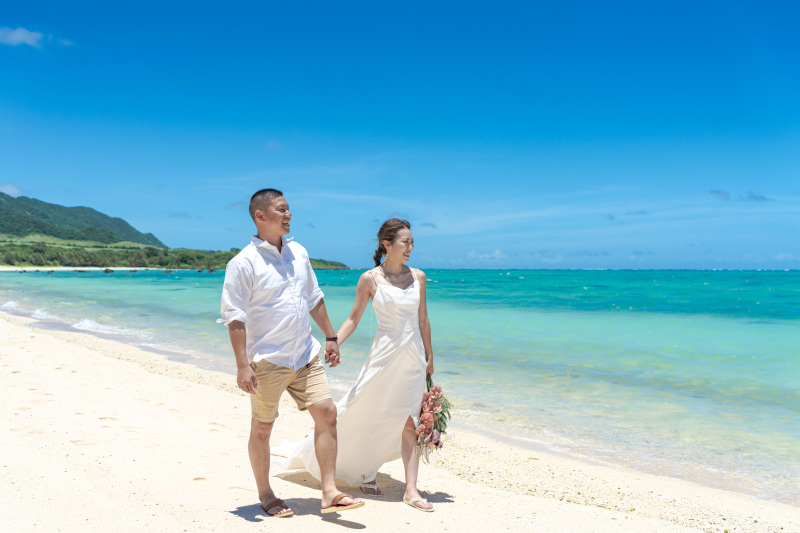 優しい笑顔が溢れるビーチの散歩道。