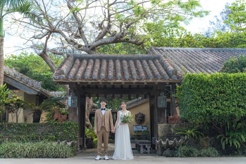 半世紀続く料亭の入り口で。沖縄の雰囲気がすごい。