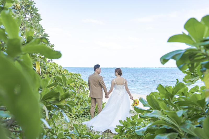 ビーチの入り口は緑のトンネル！