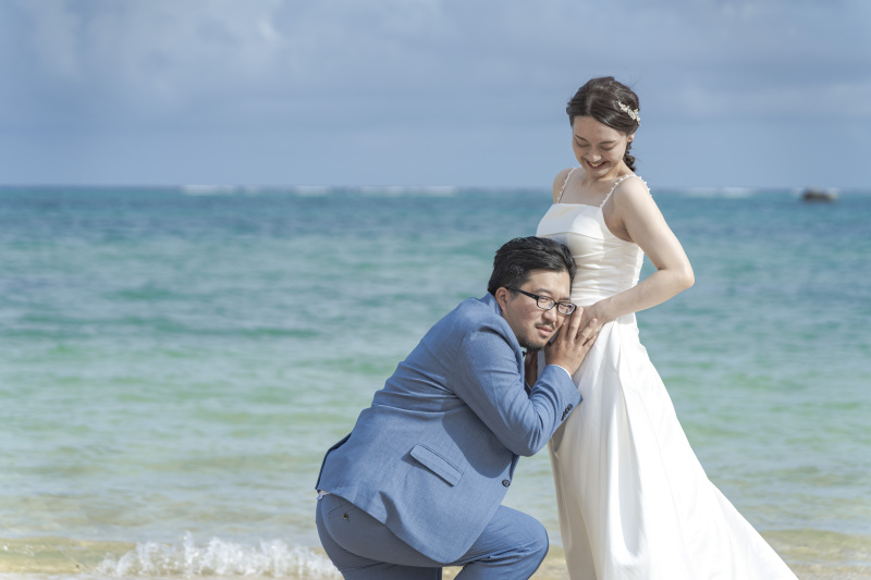 お腹にふたりで手を当てて、マタニティフォト。