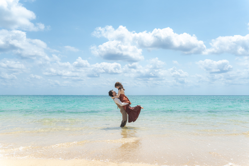 海に入りながら、お尻抱っこ!