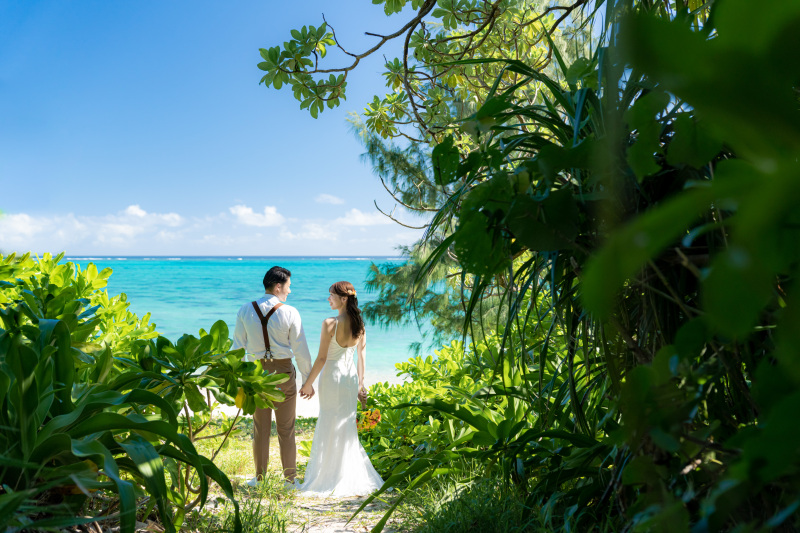 草をかき分けて進めば、そこは真っ青な海のビーチ