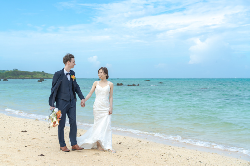 のんびり海を眺めながら波打ち際をお散歩！