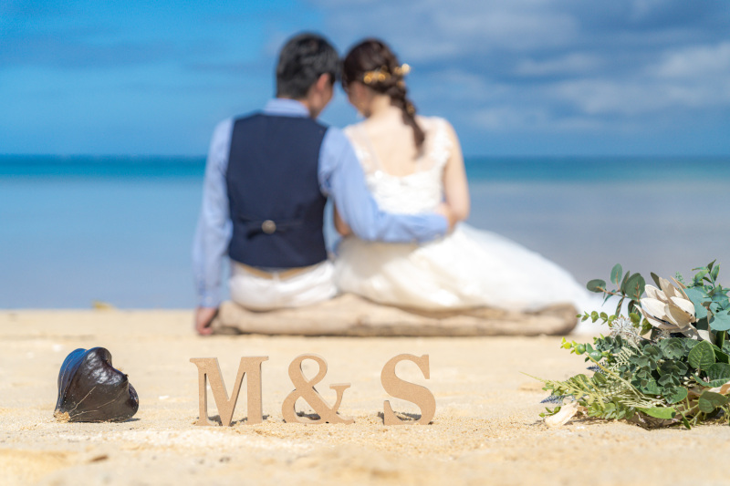 ビーチにある流木に腰掛けて撮影。