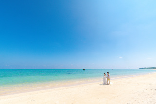 雲ひとつない大晴天の石垣ブルーの海。