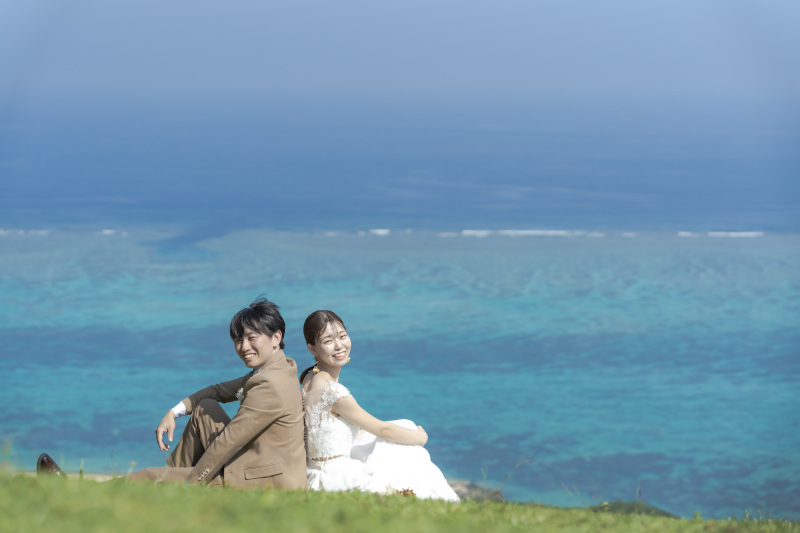 背中合わせに座って撮影。