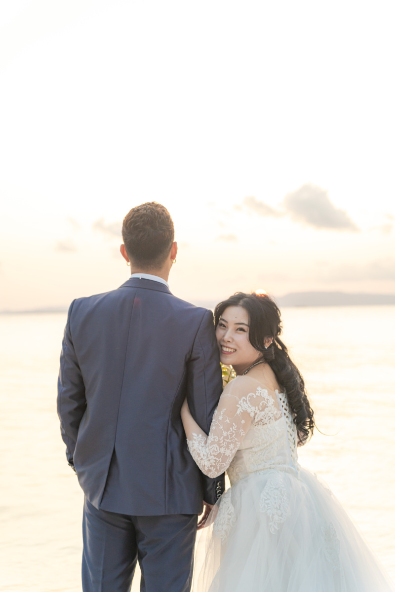 腕にギュッと。カメラ目線。