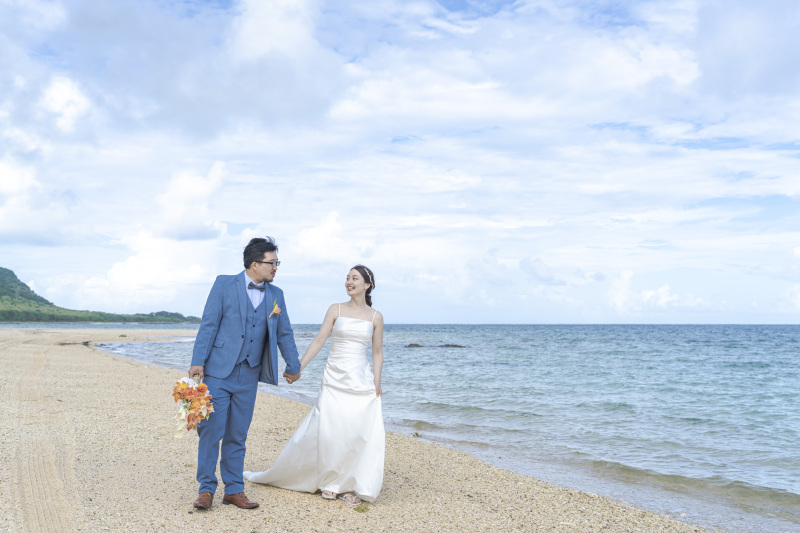 まずは、波打ち際をのんびりお散歩から。