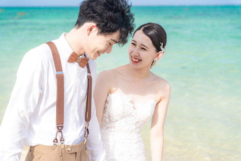 優しい笑顔が溢れるビーチの散歩道。