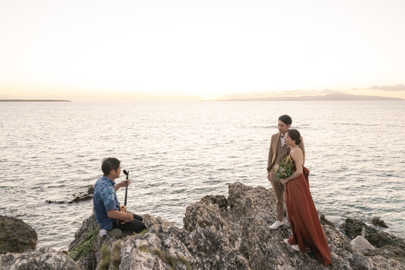 夕日を見ながら、三線の生演奏。贅沢な時間。