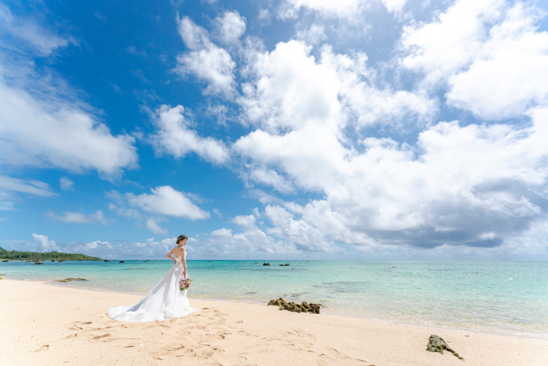 日差しカンカンの眩しい石垣島のビーチ。