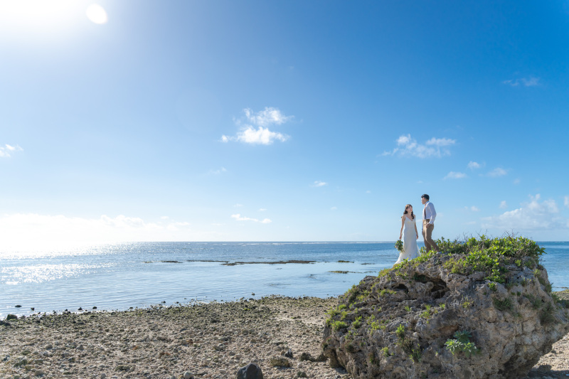 大岩に登って岩場のロックビーチを堪能