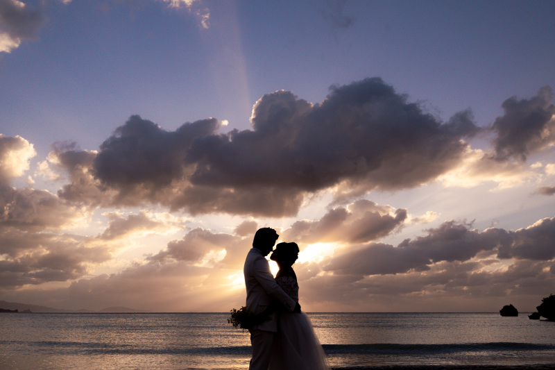 サンセットシルエット撮影、太陽が雲の隙間から