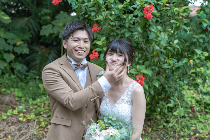 締めくくりはハイビスカスの前で、口ぷにゅポーズ!