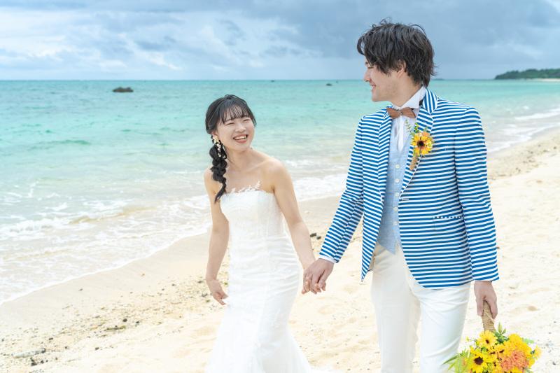 優しい笑顔が溢れるビーチの散歩道。