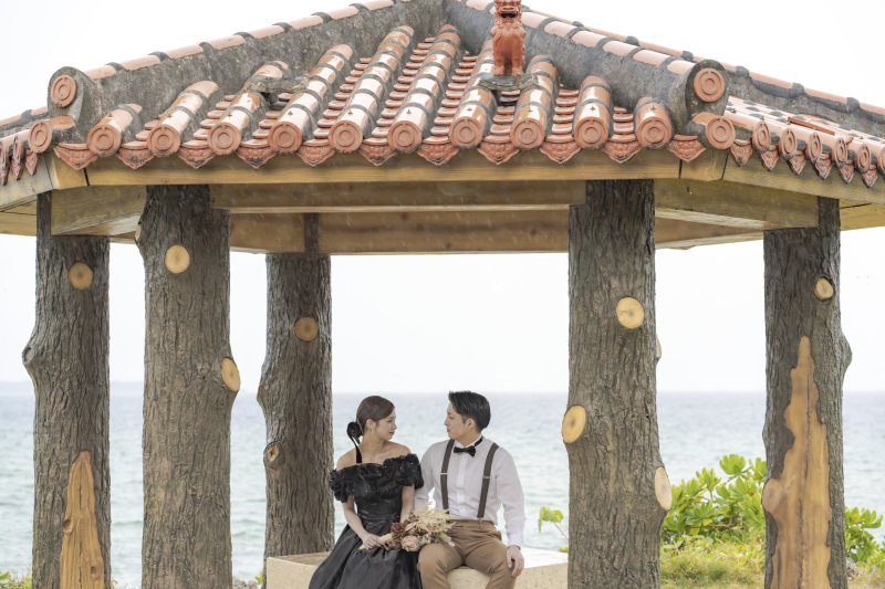 沖縄らしい雰囲気の写真も。赤瓦の東屋で。