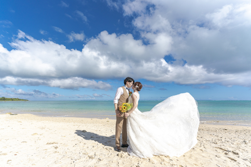 ドレスのトレーンをふあっと！なびかせます。